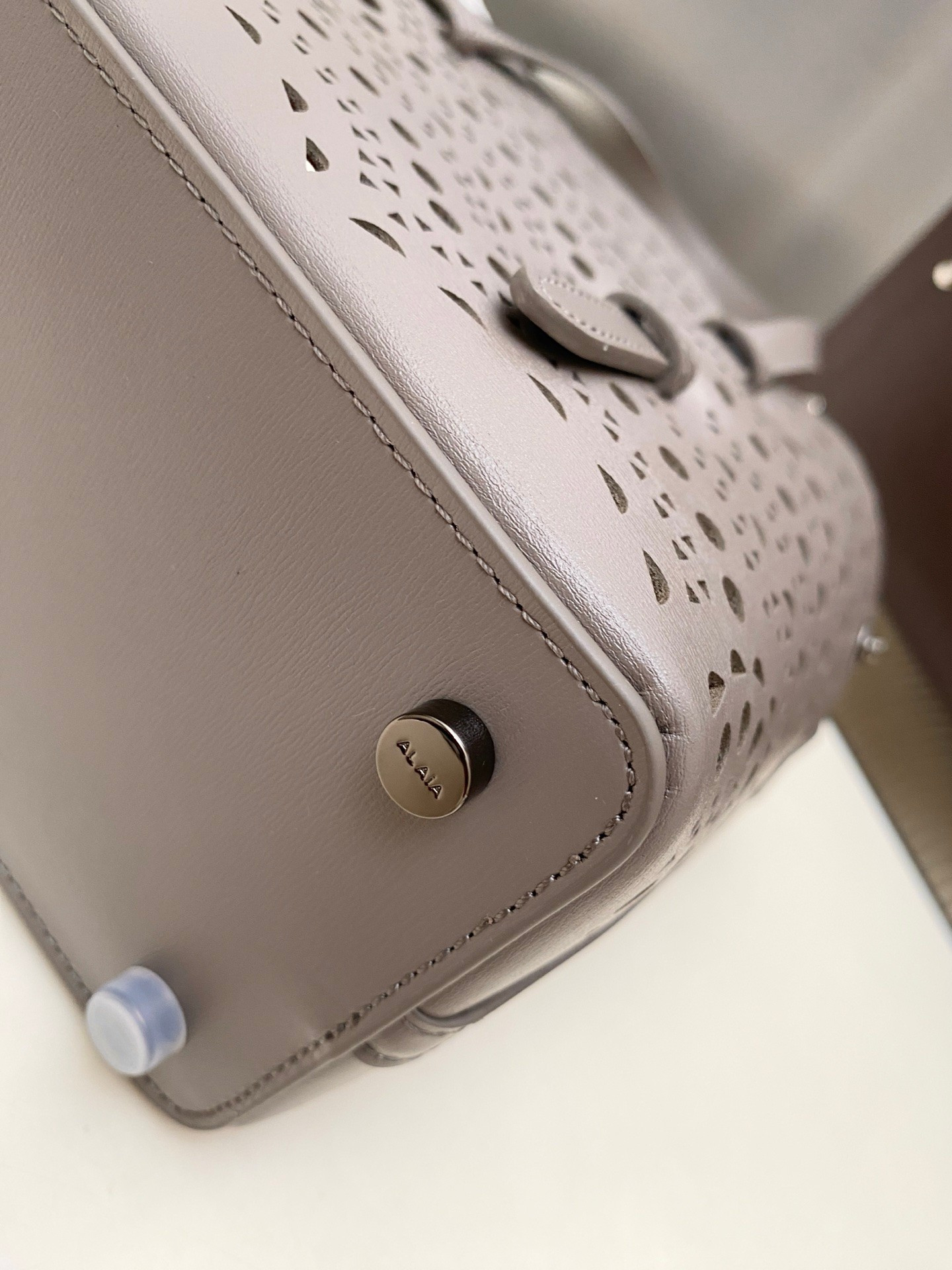 ALAÏA Mina 20 bag In Vienne Wave 20x17x10cm