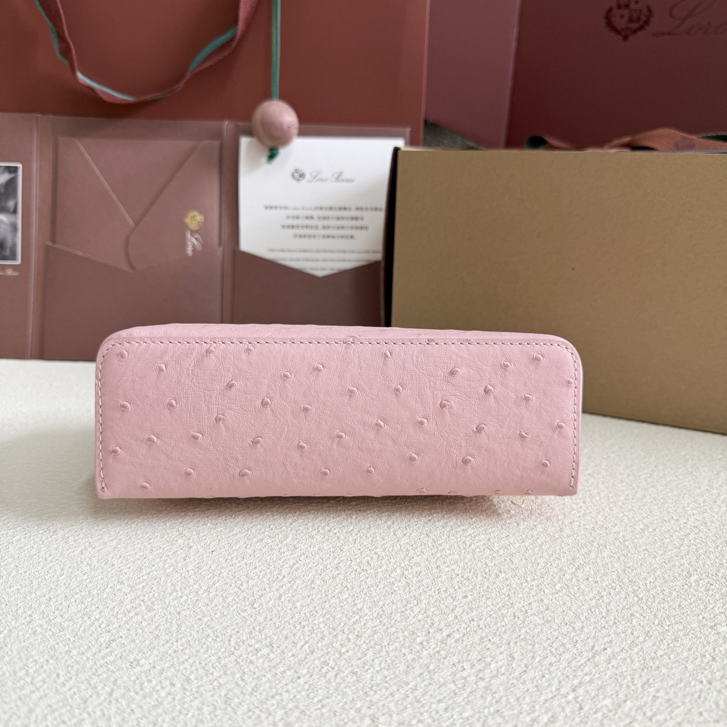 L**o p*ana Extra Pocket L19 Ostrich-grained Leather 11 x 19 x 6.5 cm