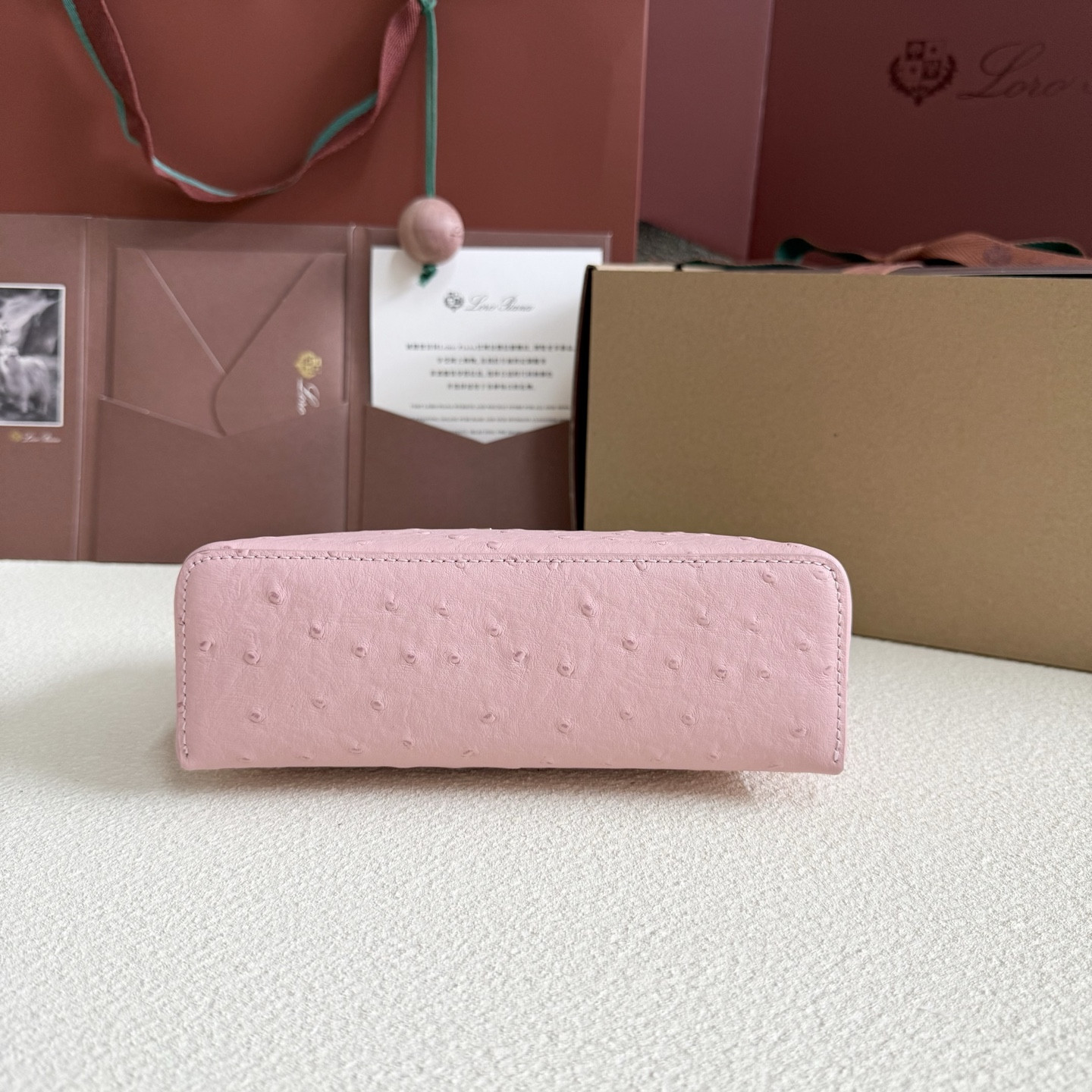 L**o p*ana Extra Pocket L19 Ostrich-grained Leather 11 x 19 x 6.5 cm