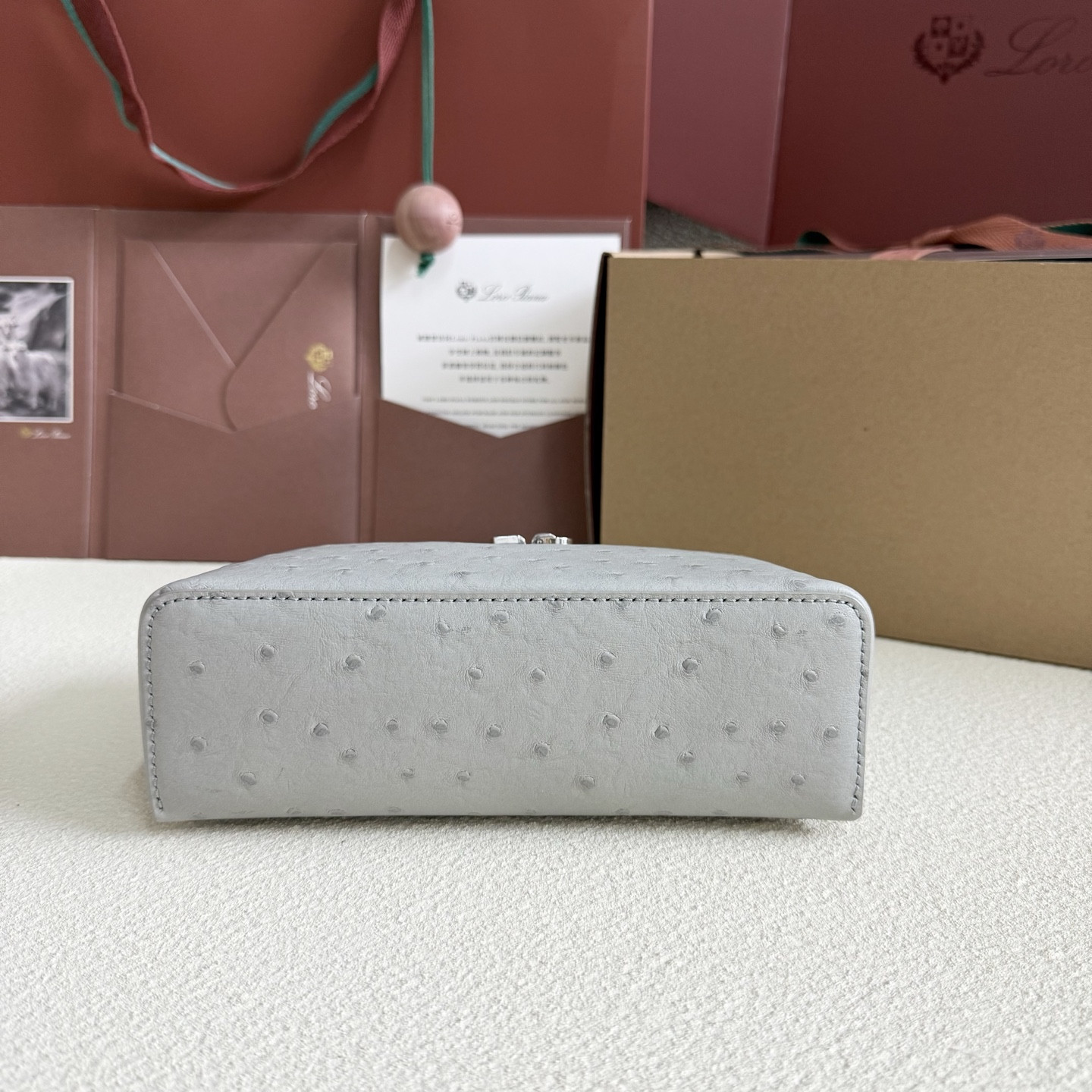 L**o p*ana Extra Pocket L19 Ostrich-grained Leather 11 x 19 x 6.5 cm