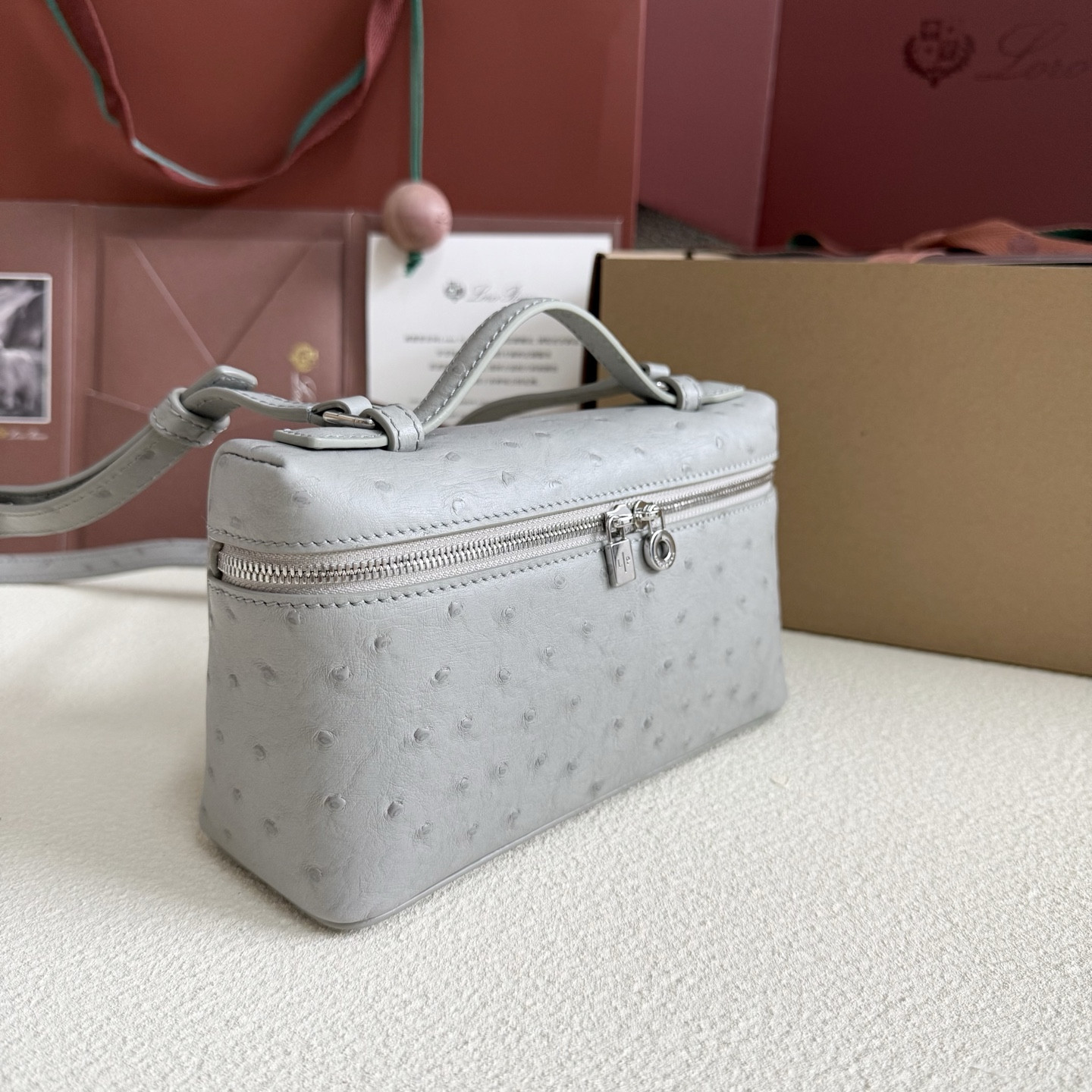 L**o p*ana Extra Pocket L19 Ostrich-grained Leather 11 x 19 x 6.5 cm