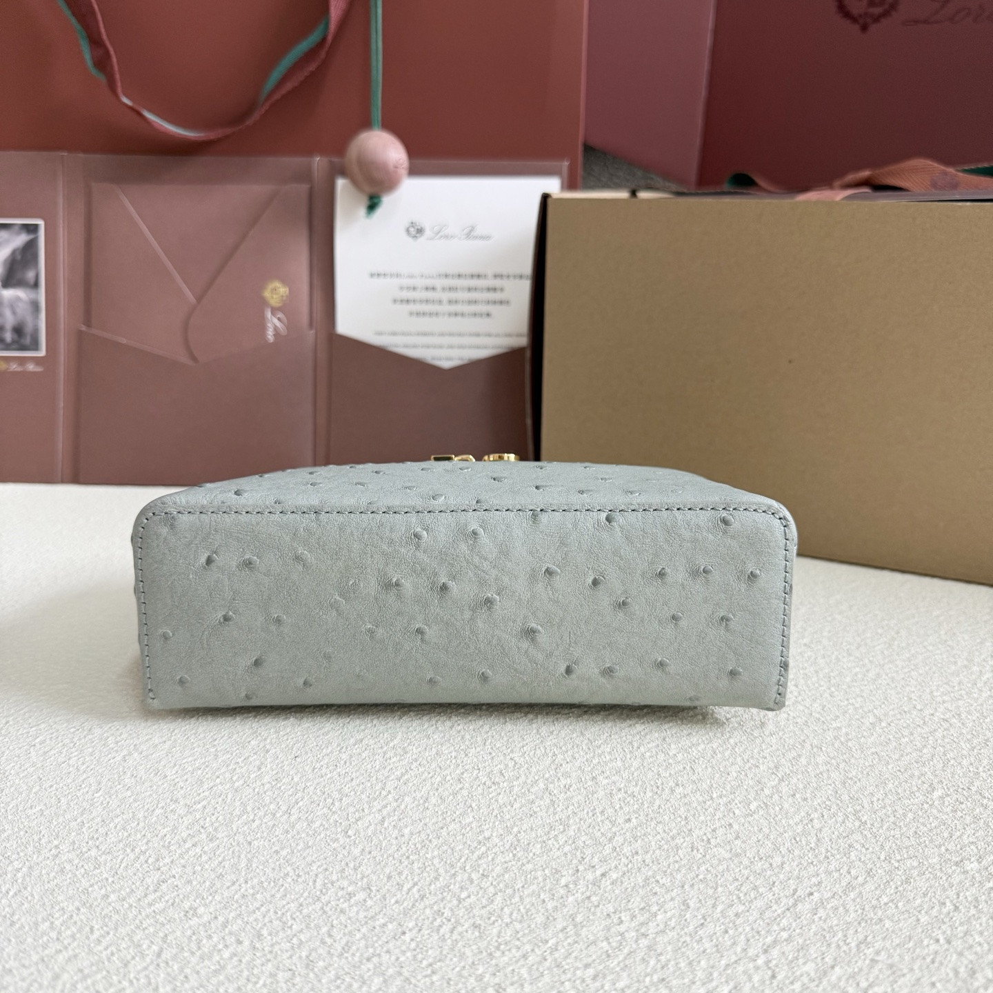 L**o p*ana Extra Pocket L19 Ostrich-grained Leather 11 x 19 x 6.5 cm