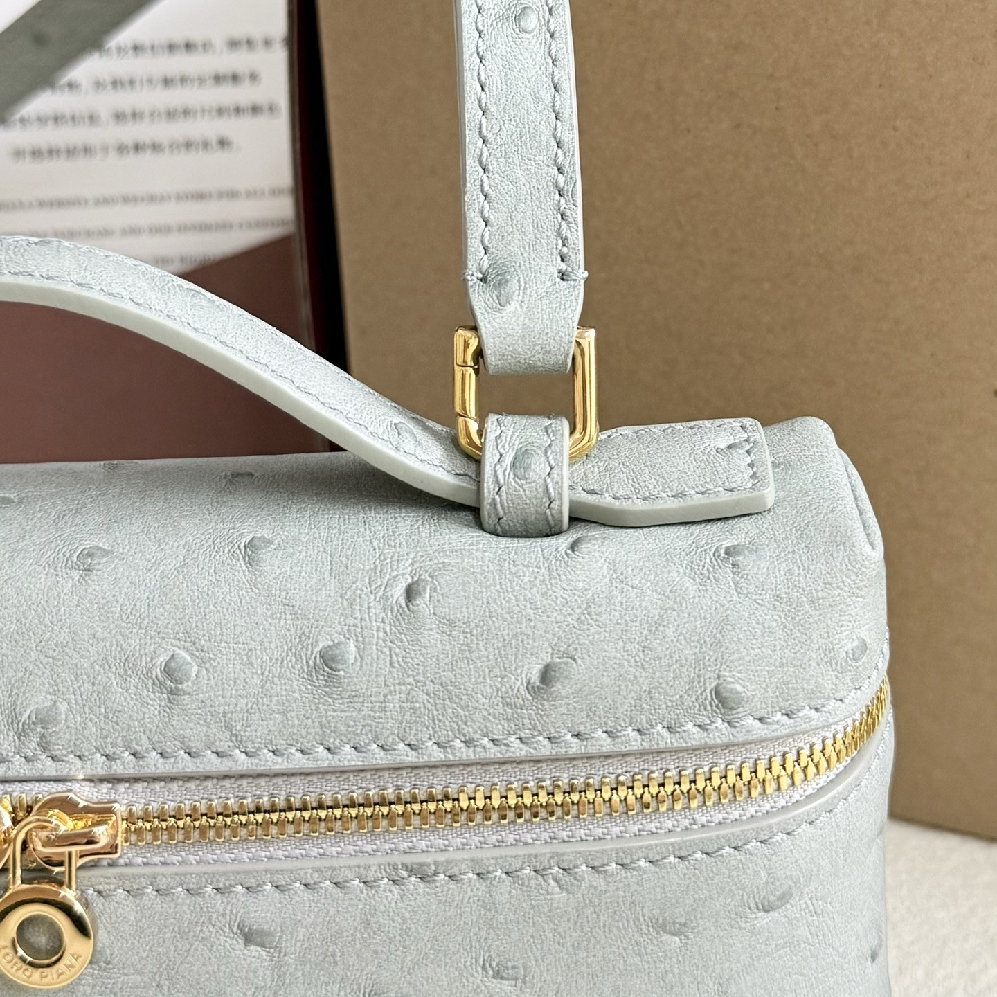 L**o p*ana Extra Pocket L19 Ostrich-grained Leather 11 x 19 x 6.5 cm