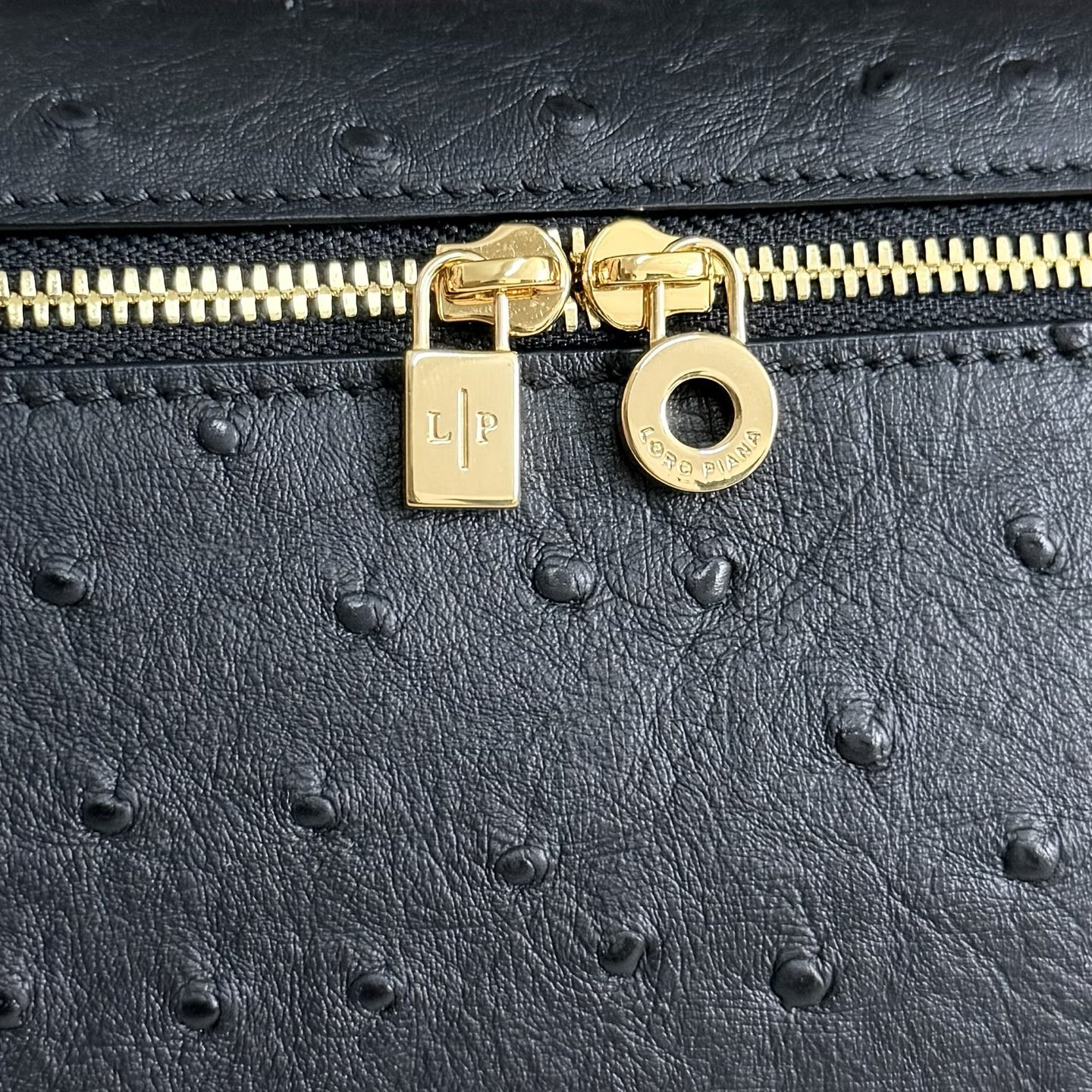 L**o p*ana Extra Pocket L19 Ostrich-grained Leather 11 x 19 x 6.5 cm