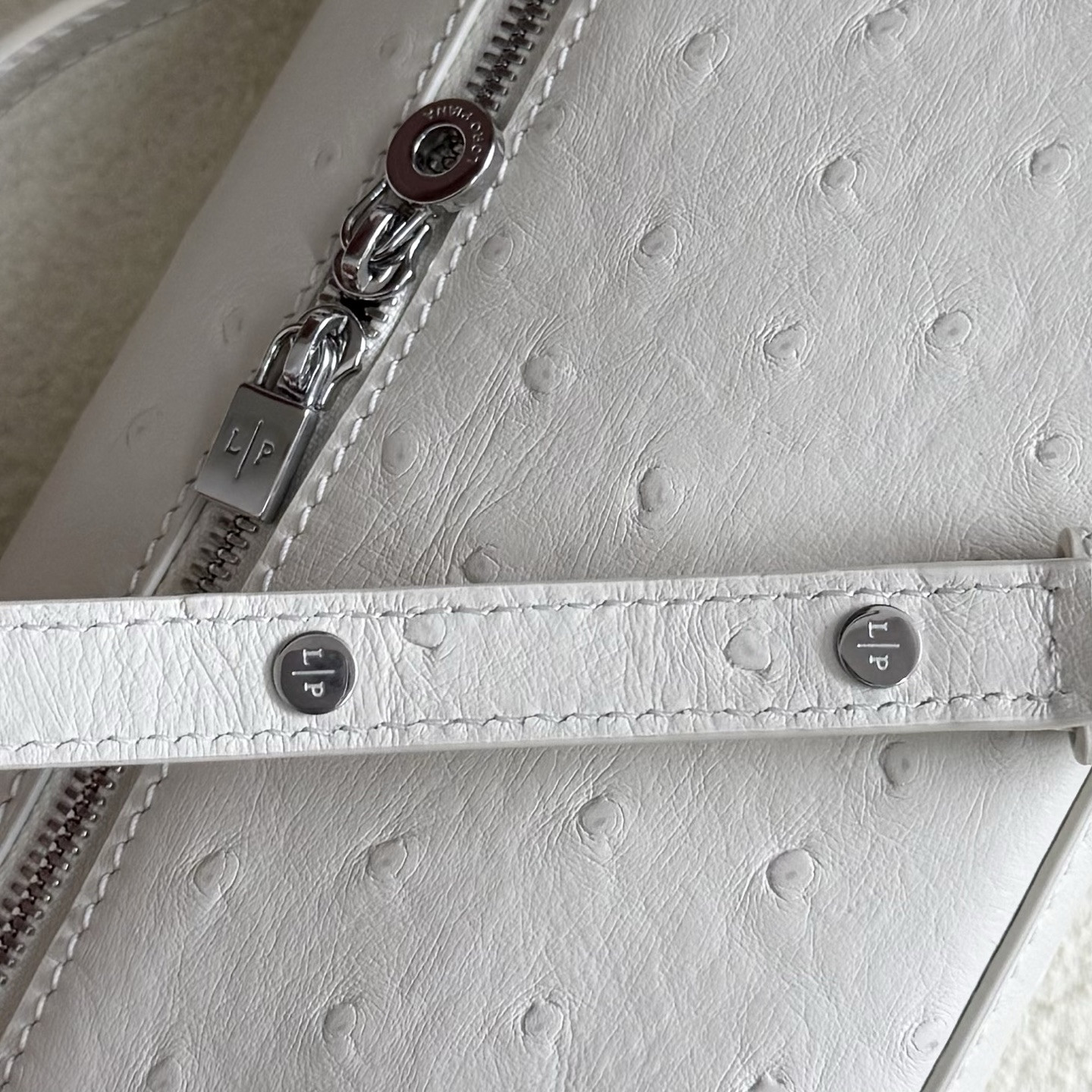 L**o p*ana Extra Pocket L19 Ostrich-grained Leather 11 x 19 x 6.5 cm