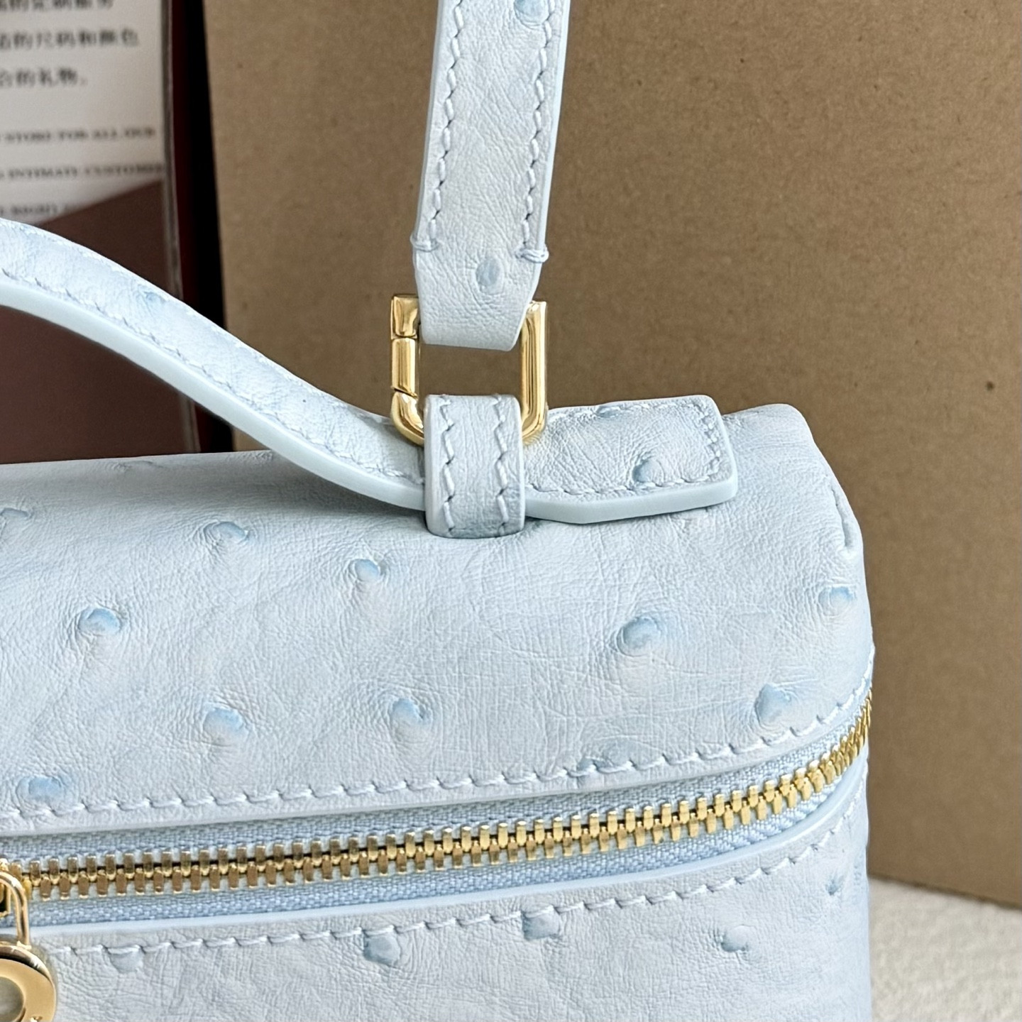 L**o p*ana Extra Pocket L19 Ostrich-grained Leather 11 x 19 x 6.5 cm