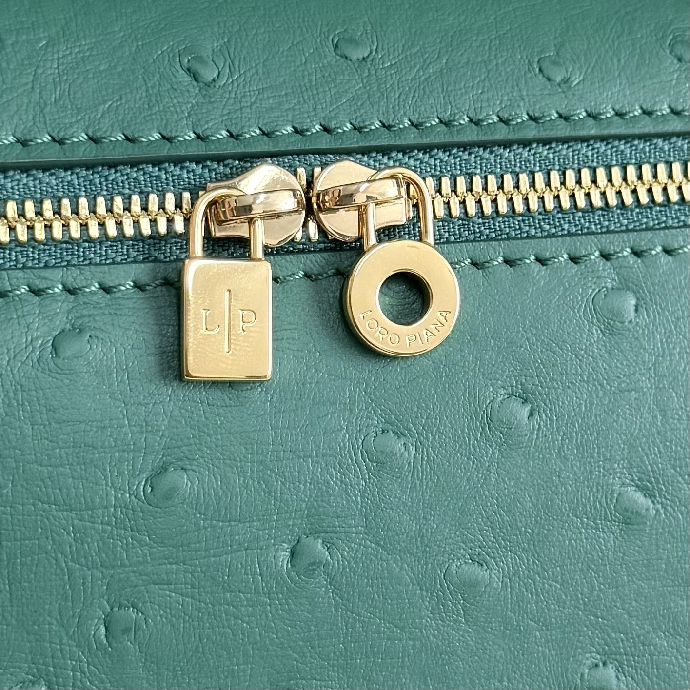 L**o p*ana Extra Pocket L19 Ostrich-grained Leather 11 x 19 x 6.5 cm