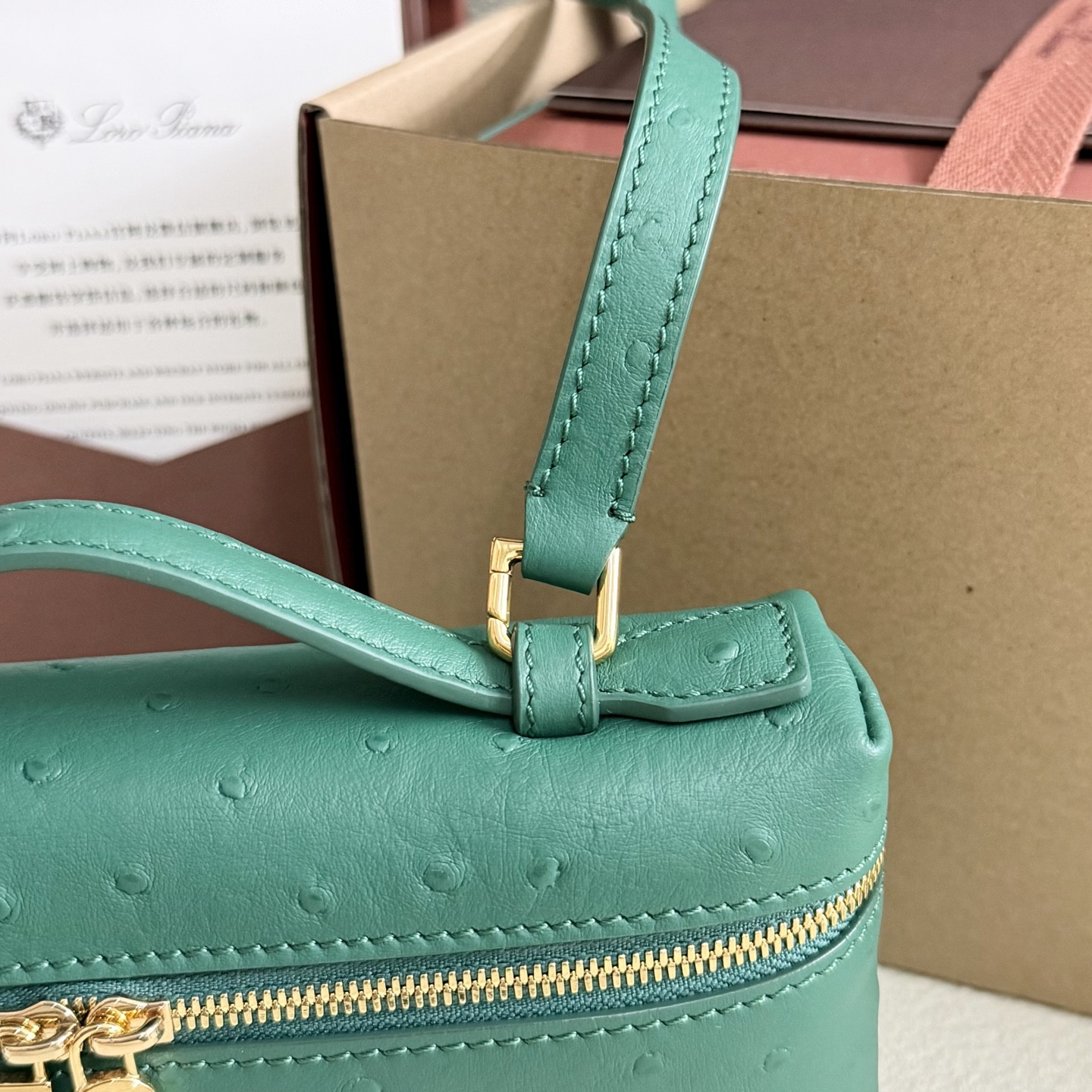 L**o p*ana Extra Pocket L19 Ostrich-grained Leather 11 x 19 x 6.5 cm