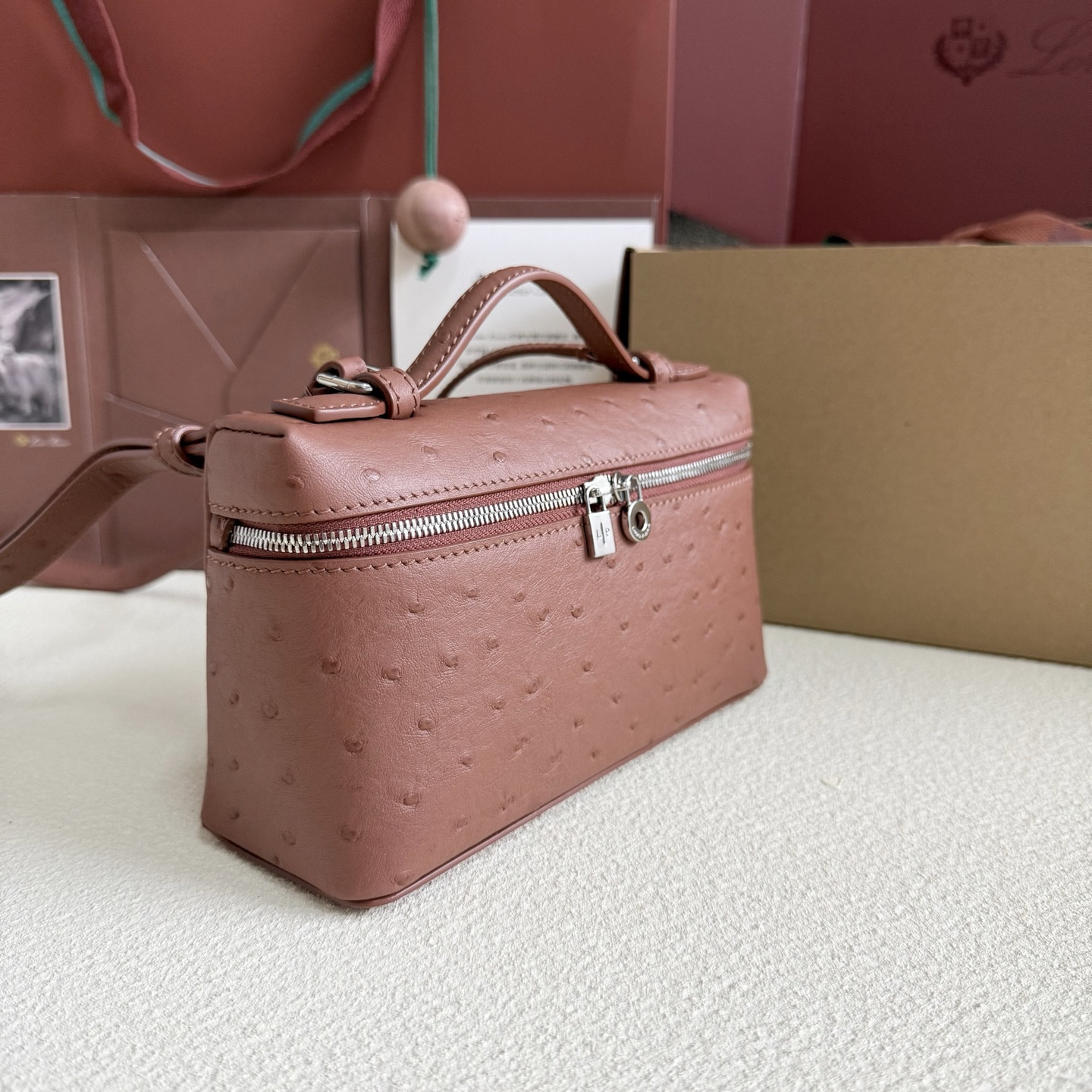 L**o p*ana Extra Pocket L19 Ostrich-grained Leather 11 x 19 x 6.5 cm