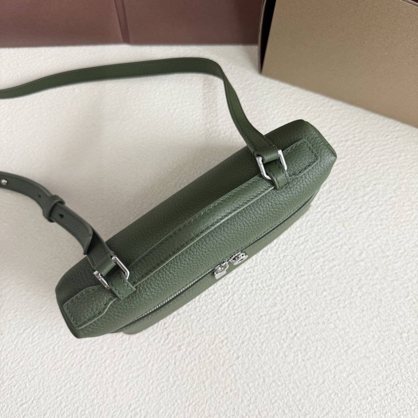 L**o p*ana Extra Pocket L19 Grained Calfskin 11 x 19 x 6.5 cm