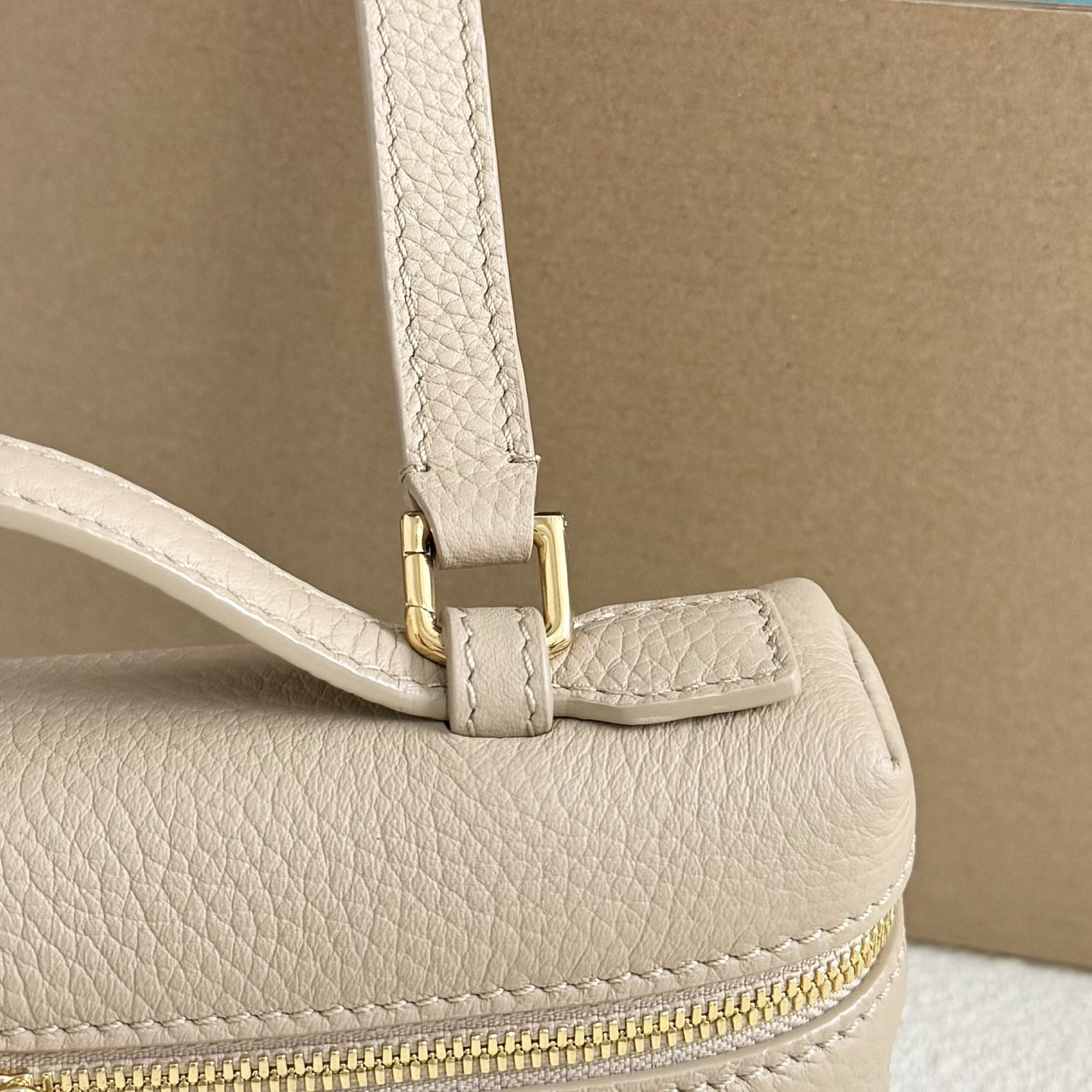 L**o p*ana Extra Pocket L19 Grained Calfskin 11 x 19 x 6.5 cm