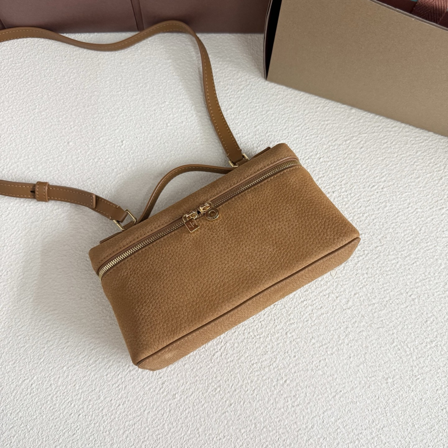 L**o p*ana Extra Pocket L19 Grained Calfskin 11 x 19 x 6.5 cm