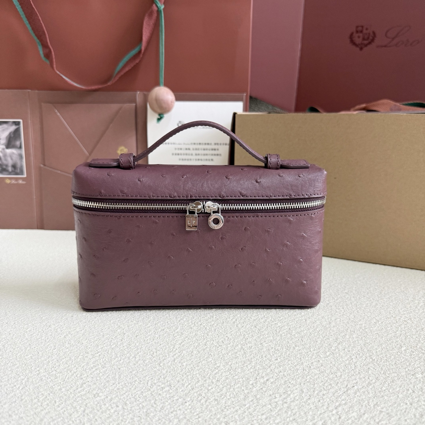 L**o p*ana Extra Pocket L19 Ostrich-grained Leather 11 x 19 x 6.5 cm