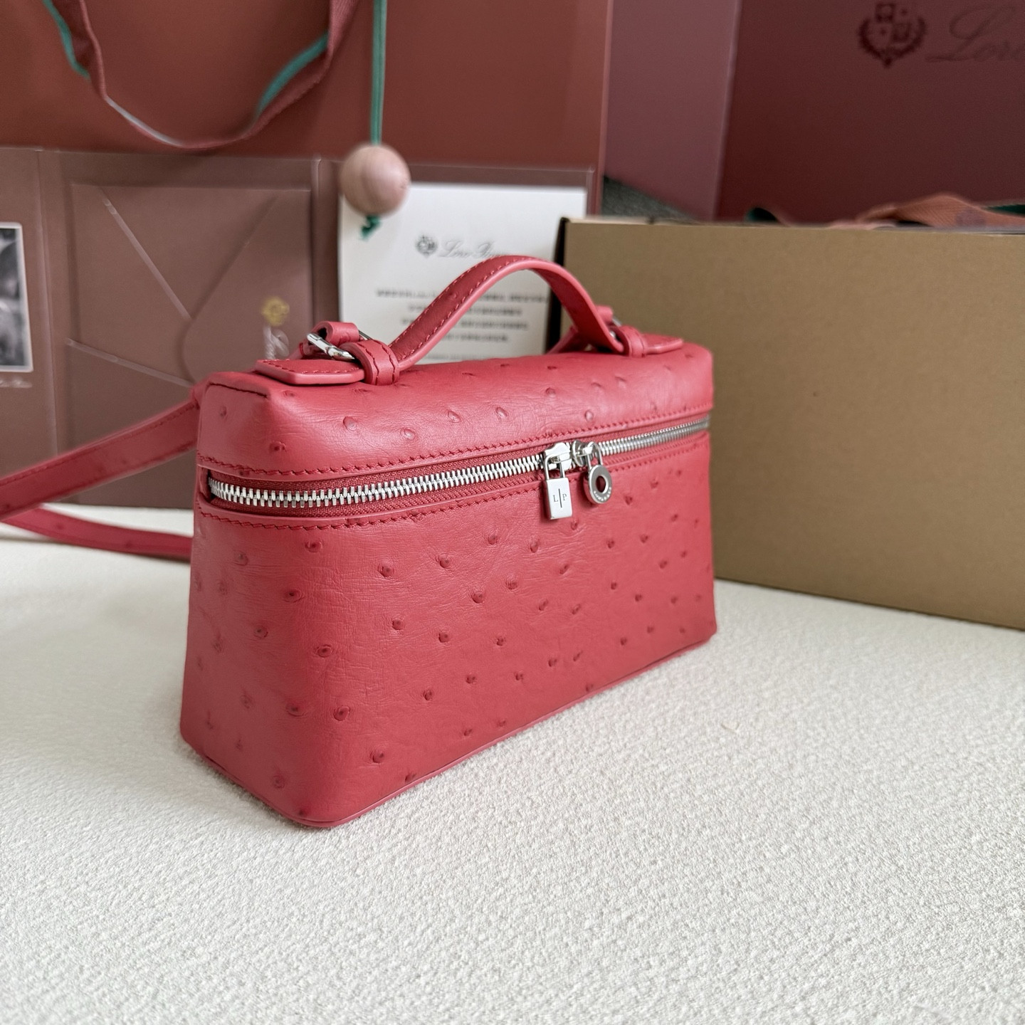 L**o p*ana Extra Pocket L19 Ostrich-grained Leather 11 x 19 x 6.5 cm