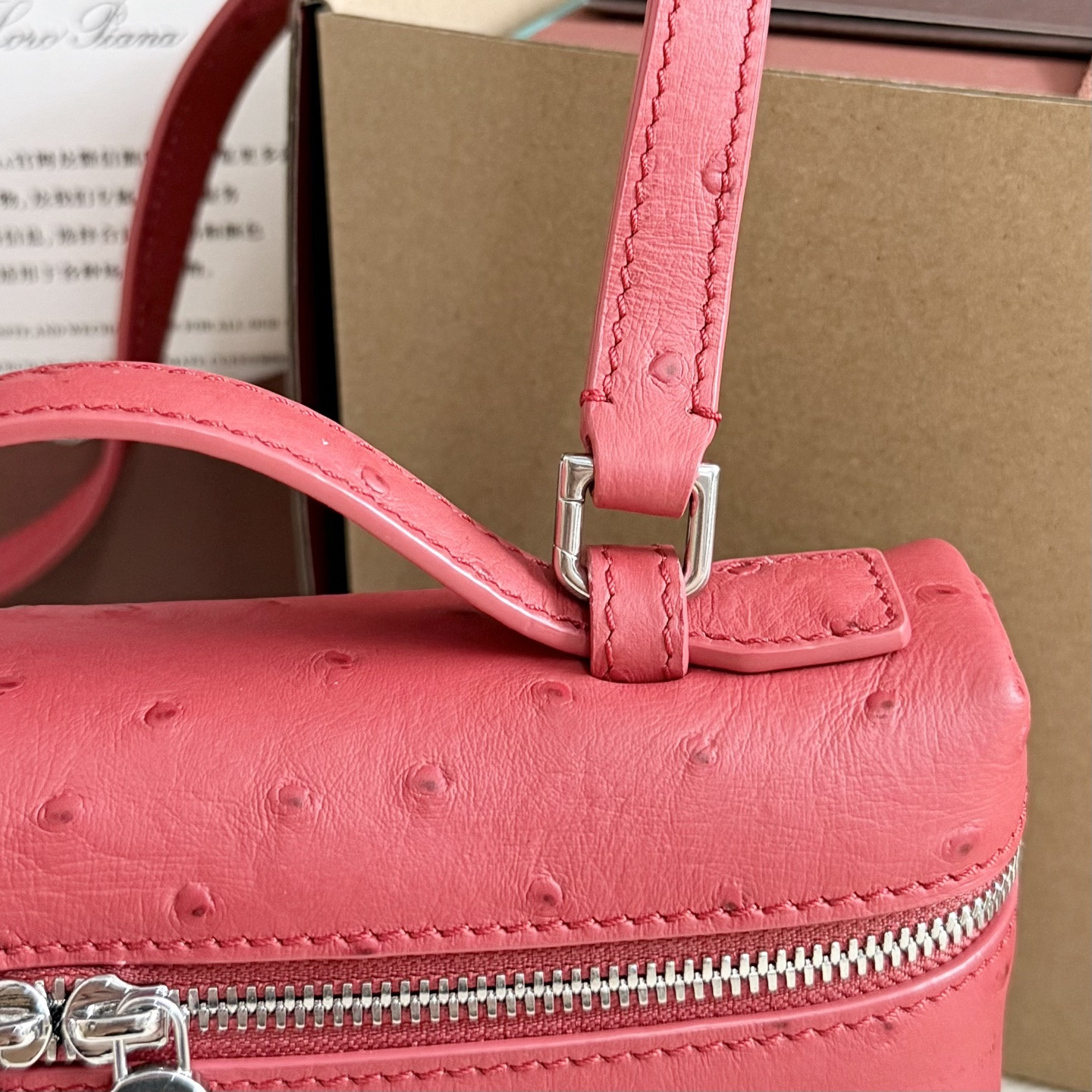 L**o p*ana Extra Pocket L19 Ostrich-grained Leather 11 x 19 x 6.5 cm