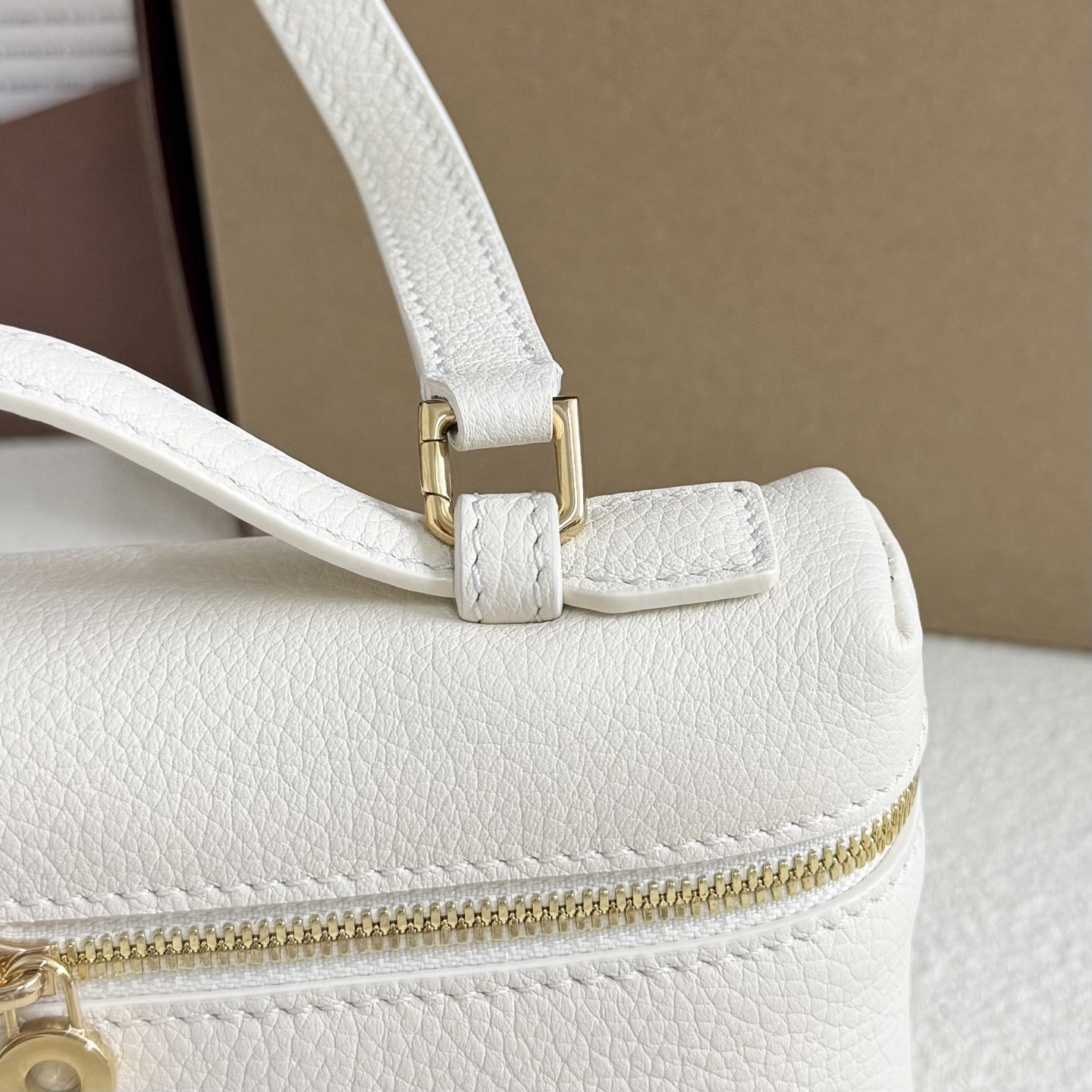 L**o p*ana Extra Pocket L19 Grained Calfskin 11 x 19 x 6.5 cm