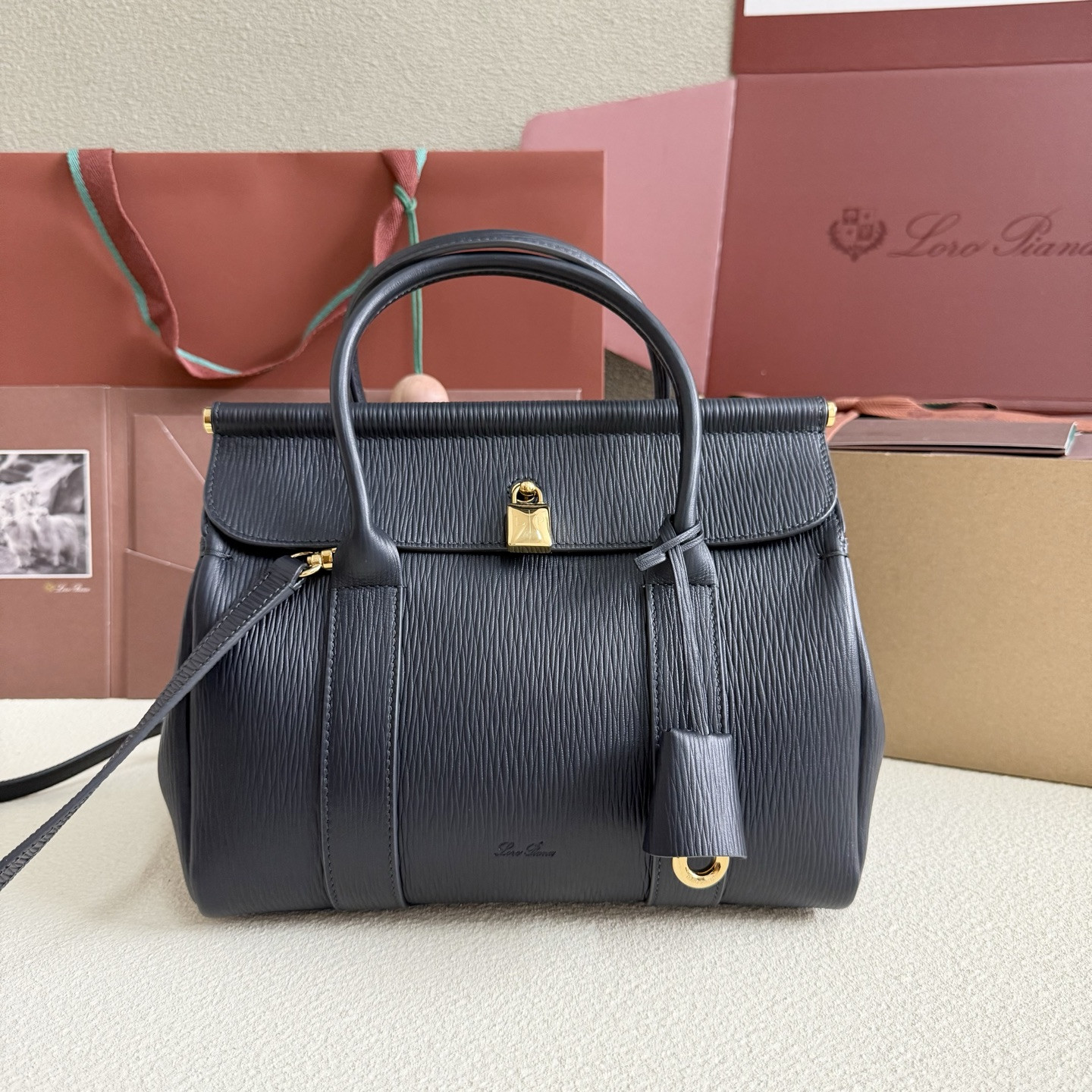 L**o p*ana Loom L25 Calfskin Dark blue 25x18x12.5cm