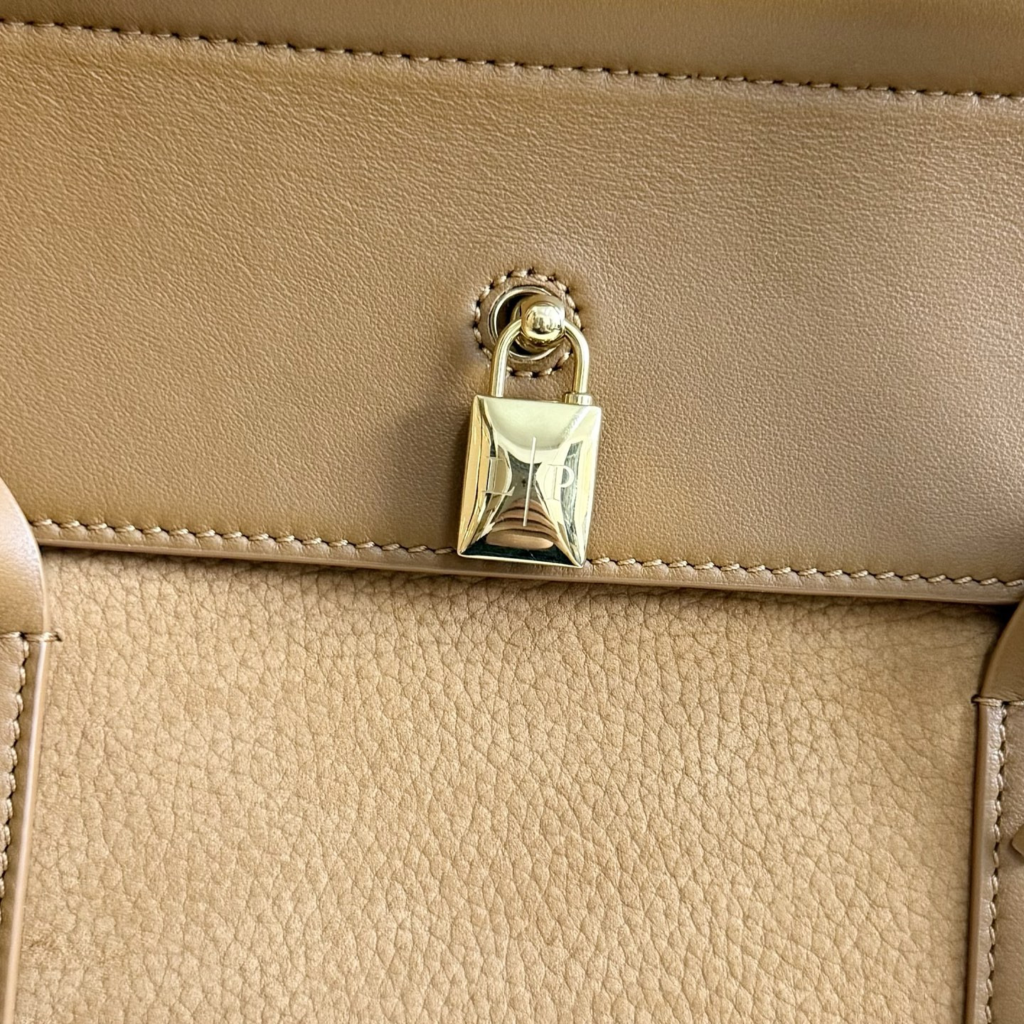 L**o p*ana Loom L32 Calfskin 33x23x18cm