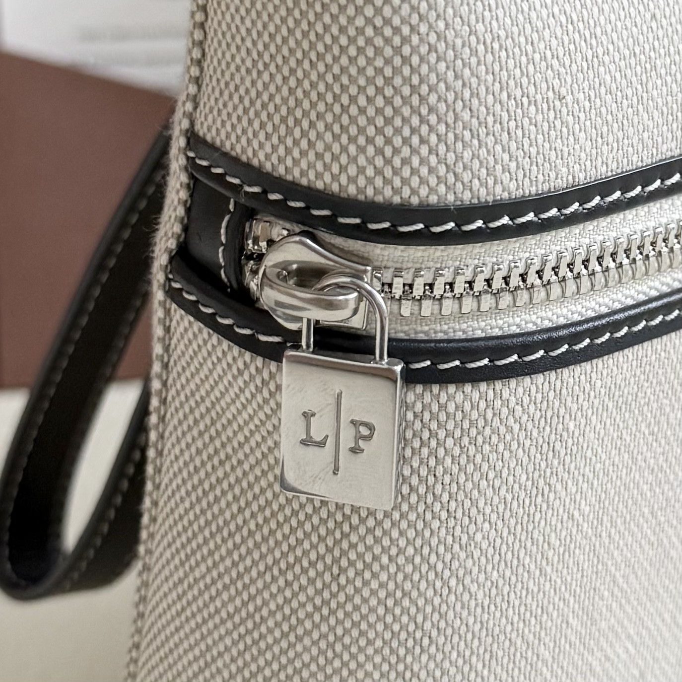 L**o p*ana Extra pouch L29 29x18x5cm