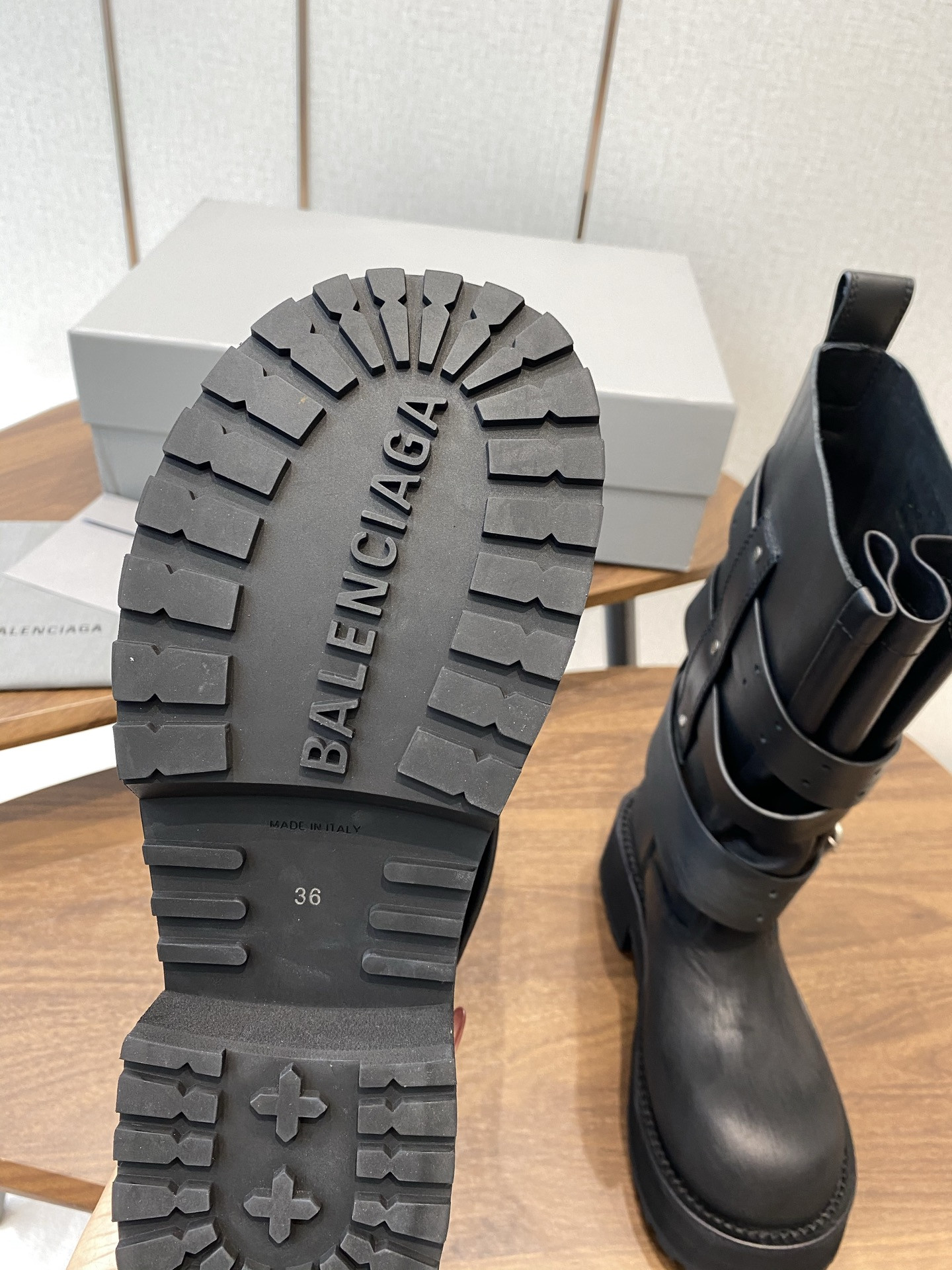 UA Ba*len*cia*ga Women