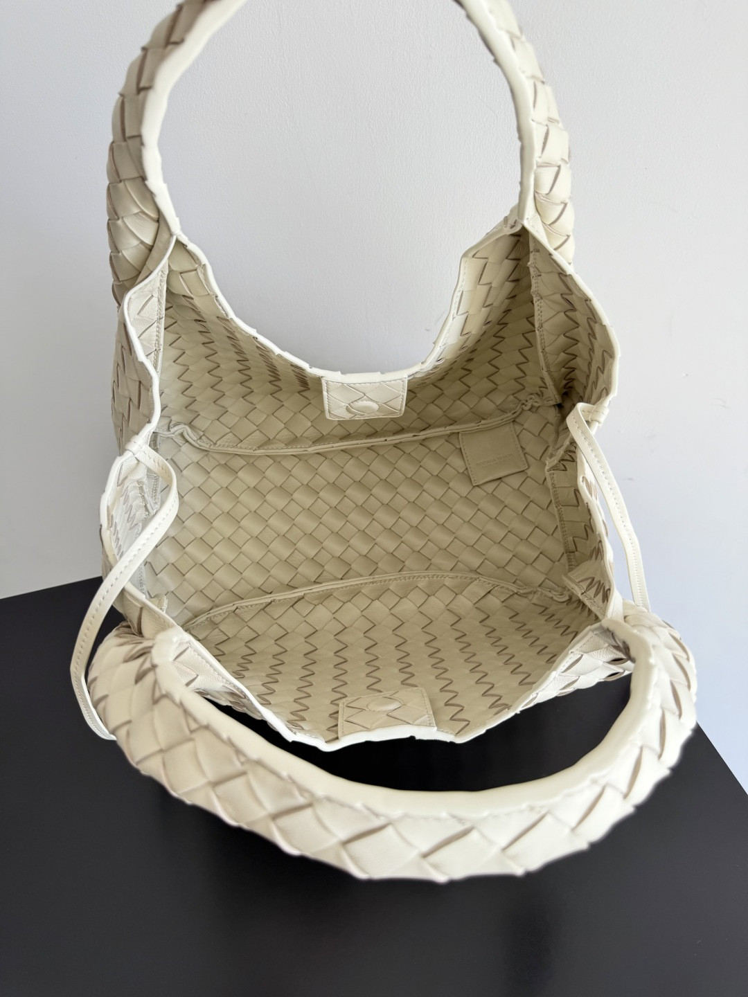 Bo*te*ga Ve*ne*ta Medium Campana 20x33x16.5cm